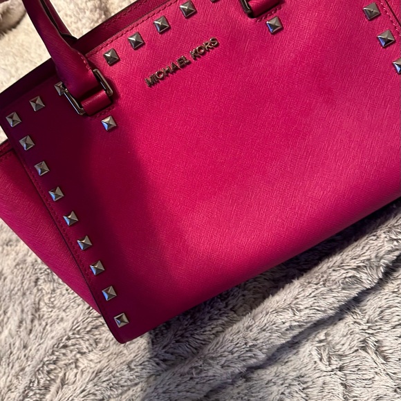 Like new Authentic pink Michael Kors handbag. - Picture 4 of 7